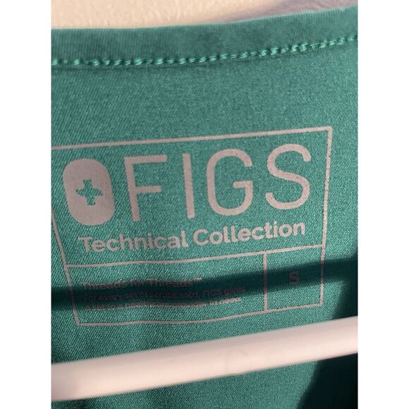 Lot of 2 Figs Technical Collection Women’s Small Short Sleeve V-Neck Shirts - Picture 8 of 9